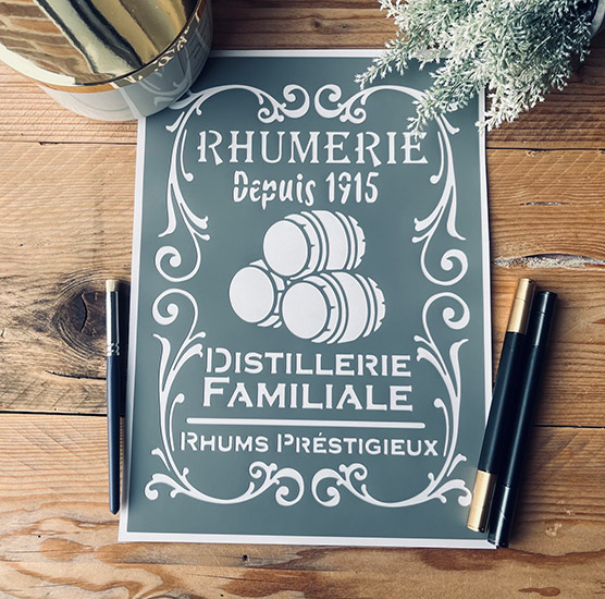 Pochoir Adhésif en PVC, Motif Rhumerie Ancienne, 30 x 20 cm. Style Vintage