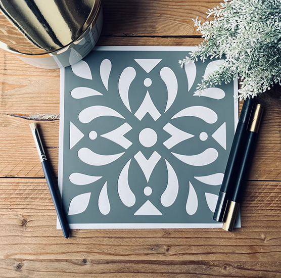 Pochoir adhésif faïence triangle arabesques 20x20 cm – motif carreau ciment carrelage