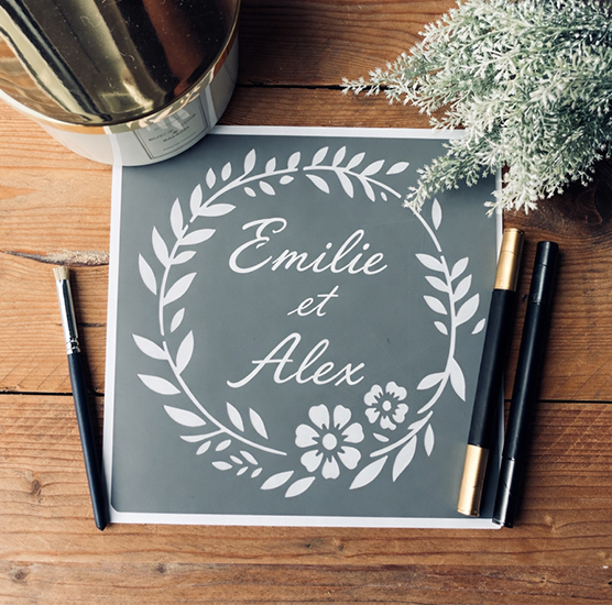 Pochoir adhésif couronne fleurie mariage personnalisable 20x20 cm – 2 prénoms, bohème chic