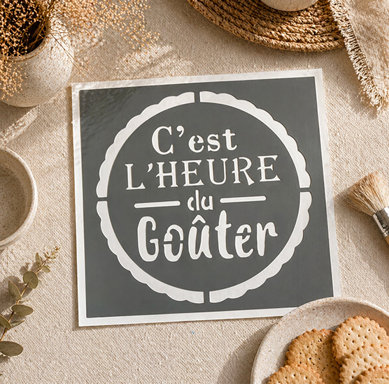 Pochoir Cadre C’est l’Heure du Goûter 20x20 cm – Décoration Gourmande Vintage Réutilisable