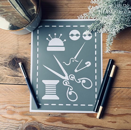 Pochoir Adhésif Style Couture en PVC, Motif Kit Création Couture, 25 x 20 cm