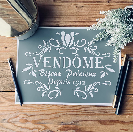 Pochoir Adhésif Style Vintage en PVC, Motif Affiche Bijoux Vendôme, 30 x 20 cm