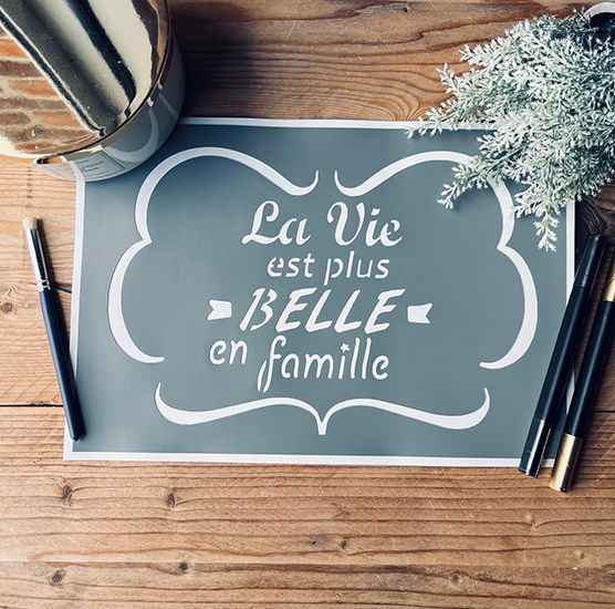 Pochoir adhésif La vie est belle en famille 28x20 cm – Pochoir décoration texte famille