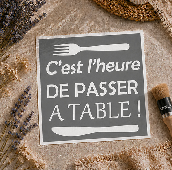Pochoir Adhésif C’est l’Heure de Passer à Table 20x20 cm – Déco Cuisine & Salle à Manger