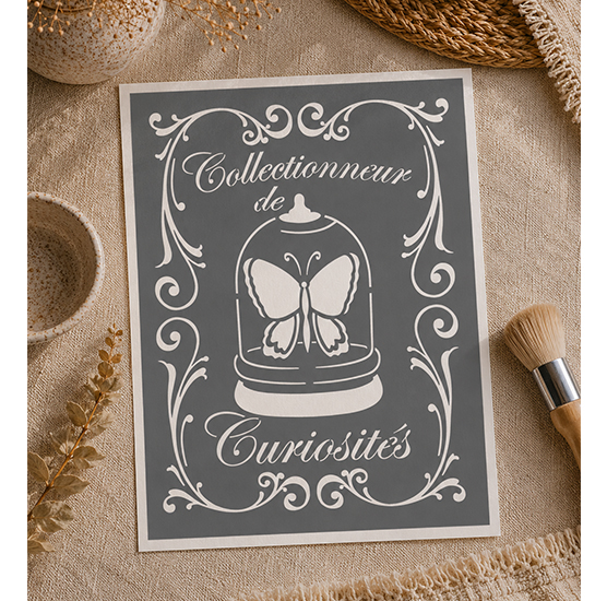 Pochoir Affiche Collectionneur de Curiosités 30x20 cm – Cloche en Verre & Papillon Vintage