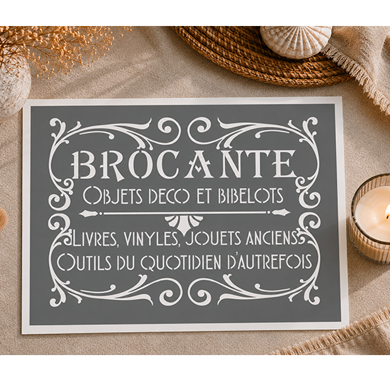 Pochoir Adhésif Médaillon Brocante – Objets Déco & Bibelots Style Vintage 30x20 cm