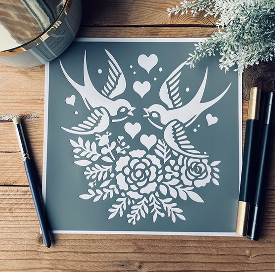 Pochoir Adhésif 20 x 20 cm Couple Hirondelles, Cœurs & Branche de Fleurs