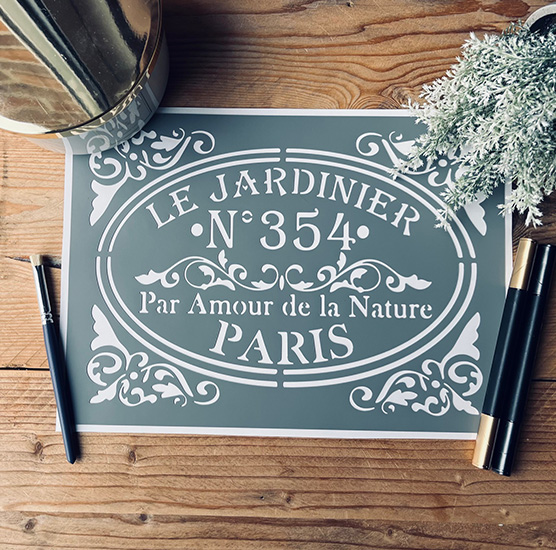 Pochoir Adhésif Style Vintage en PVC, Motif Affiche Le Jardinier, 30 x 20 cm.