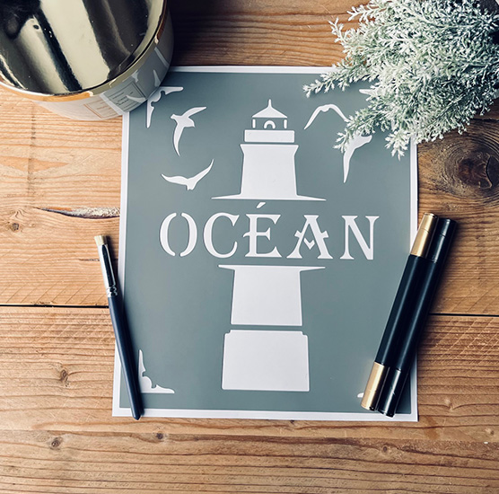 Pochoir Adhésif Style Déco Mer en PVC, Motif Phare & Lettrage Océan, 25 x 20 cm