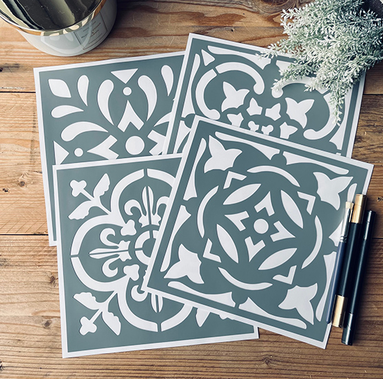 Lot de 4 pochoirs adhésifs carrelage vintage 20x20 cm – motifs faïence rétro carreau ciment