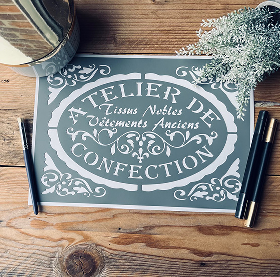 Pochoir Adhésif Style Couture en PVC, Motif Médaillon Atelier de Confection, 30 x 20 cm